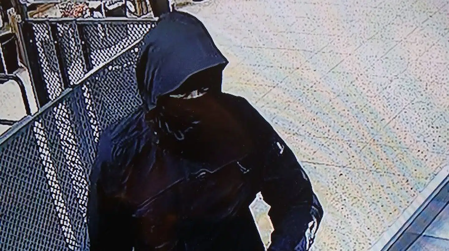 Den maskerede gerningsmand talte dansk, da han med en kniv truede sig til penge i SuperBrugsen i Them lørdag aften.