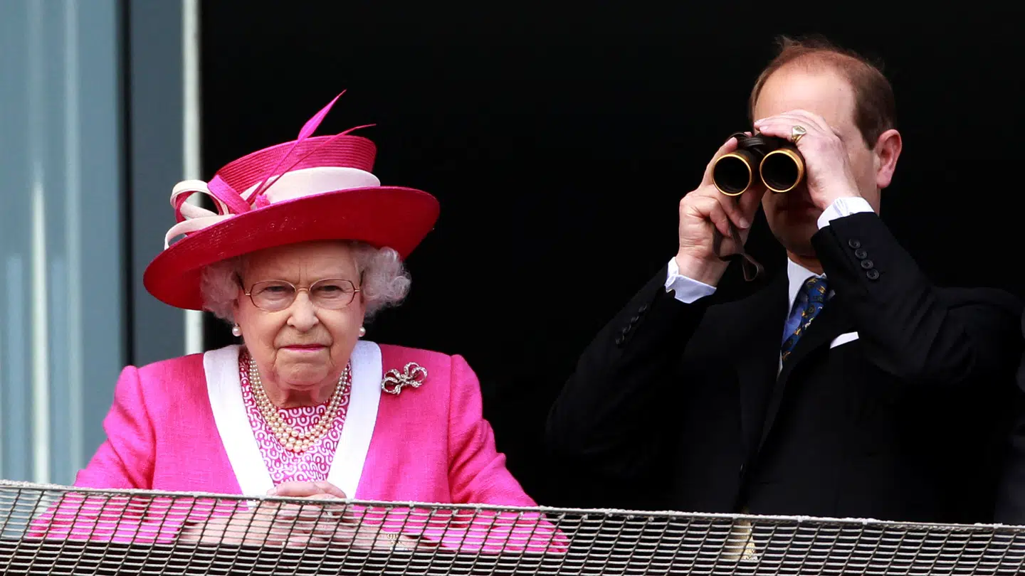 Dronning Elizabeth blev også advaret gennem sin advokat.