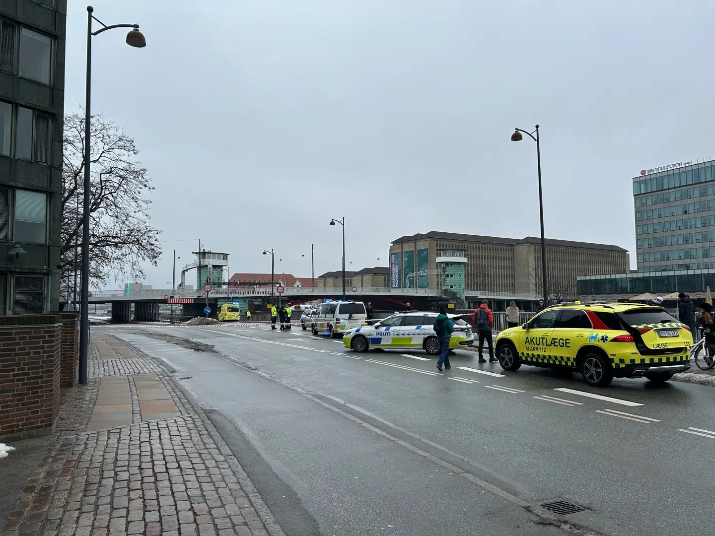 Fundet af den livløse person i vandet udløste en større redningsaktion søndag eftermiddag.