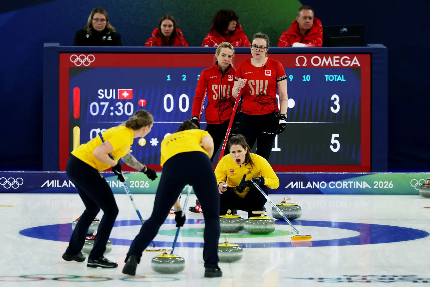 Curlingkvinderne fra henholdsvis Sverige og Schweiz i en intens finale ved vinter-OL.