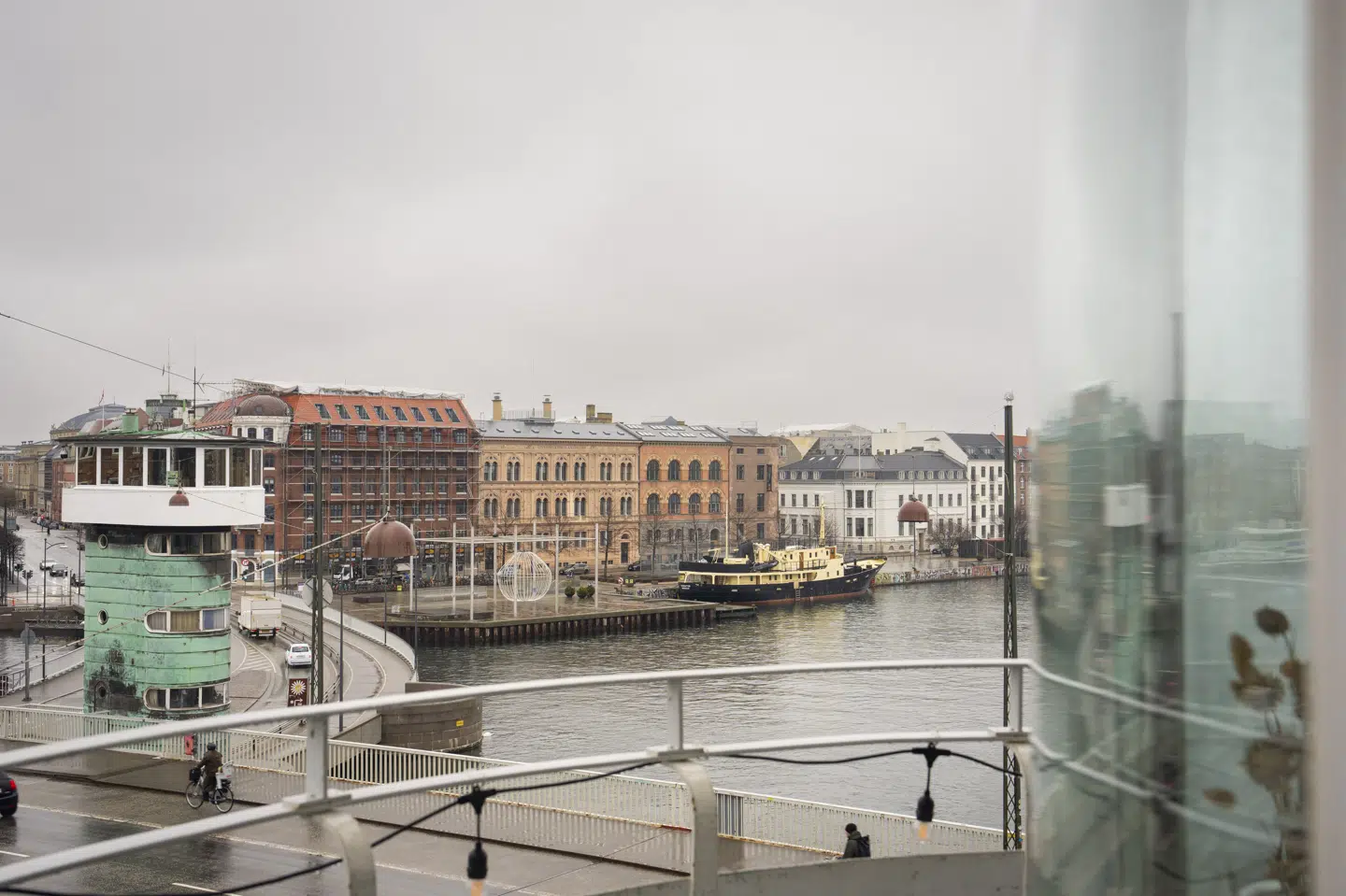 Politi og redning er søndag til stede ved Knippelsbro på grund af fundet af en mand i vandet. Det oplyses nu, at der er tale om en savnet, ung mand. (Arkivfoto).