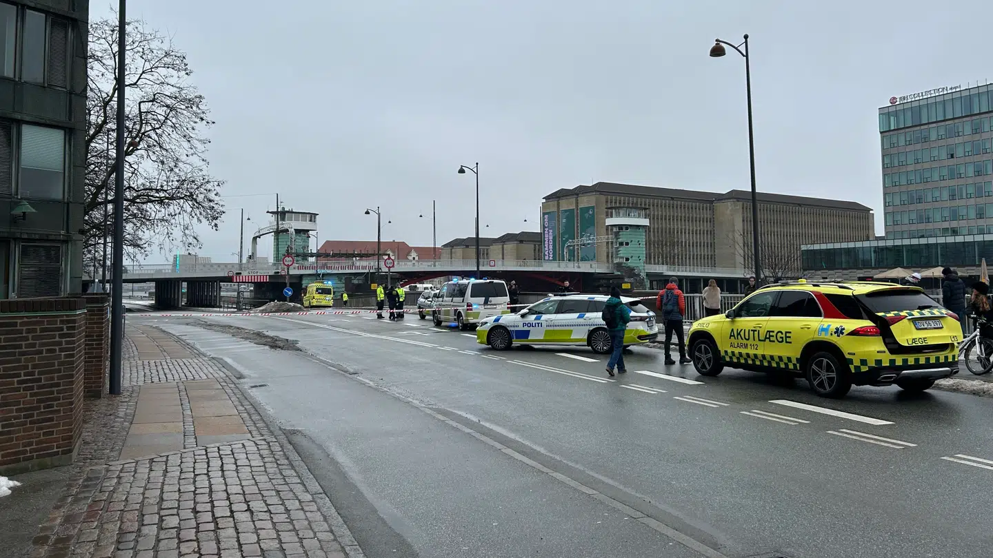 Politi og ambulancer var massivt til stede ved Knippelsbro.
