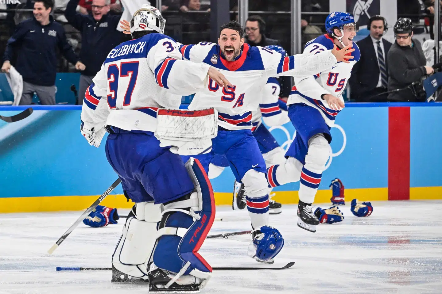 USA's målmand Connor Hellebuyck var en levende mur i finalen mod Canada.