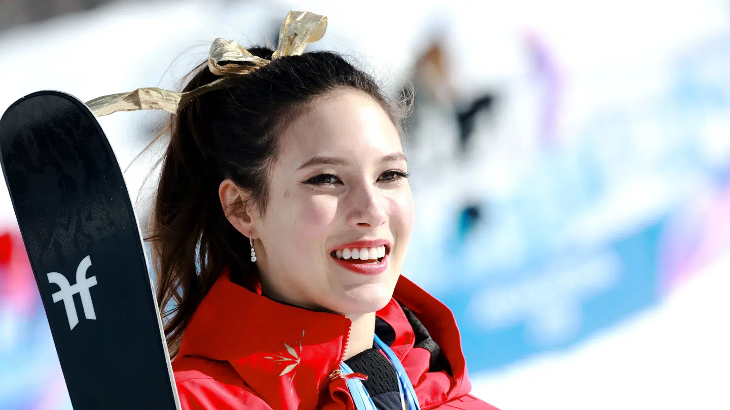 Guldvinder Eileen Gu ved medaljeceremonien til årets vinter-OL i Milano.