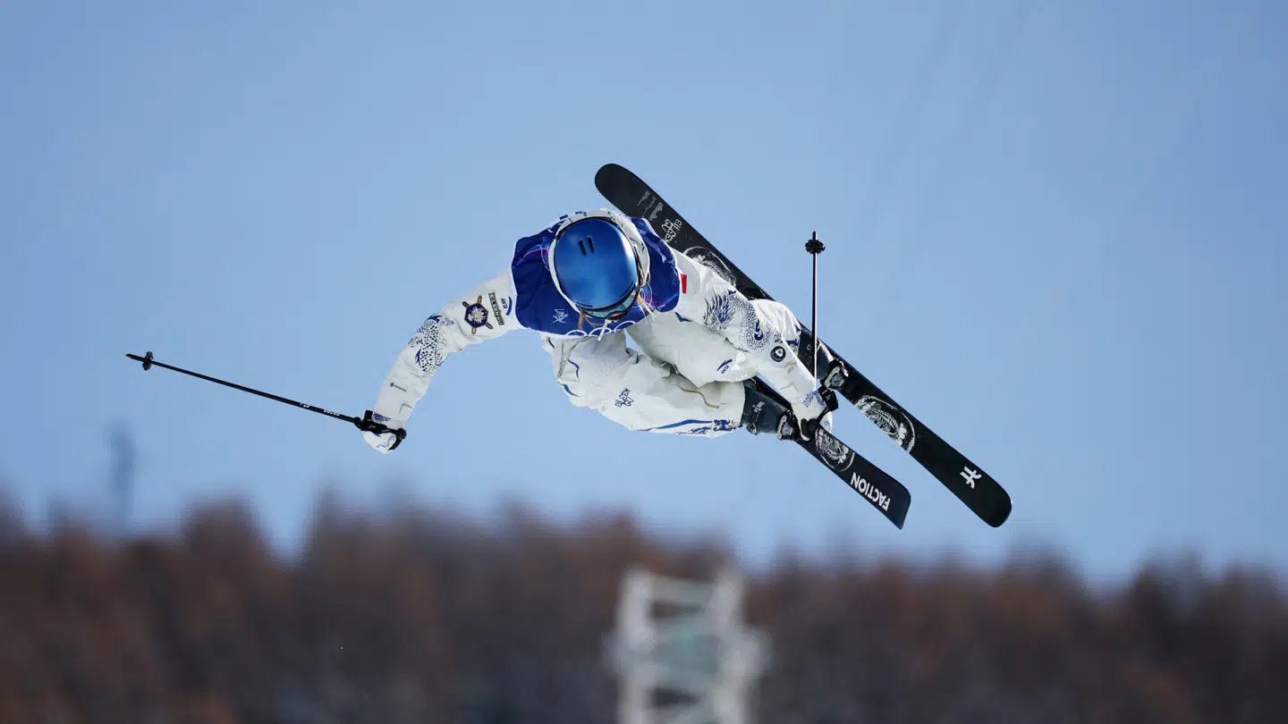 Eileen Gu i aktion under hendes tredje run i finalen i kvindernes Freeski Halfpipe ved vinter-OL 2026 i Milano.