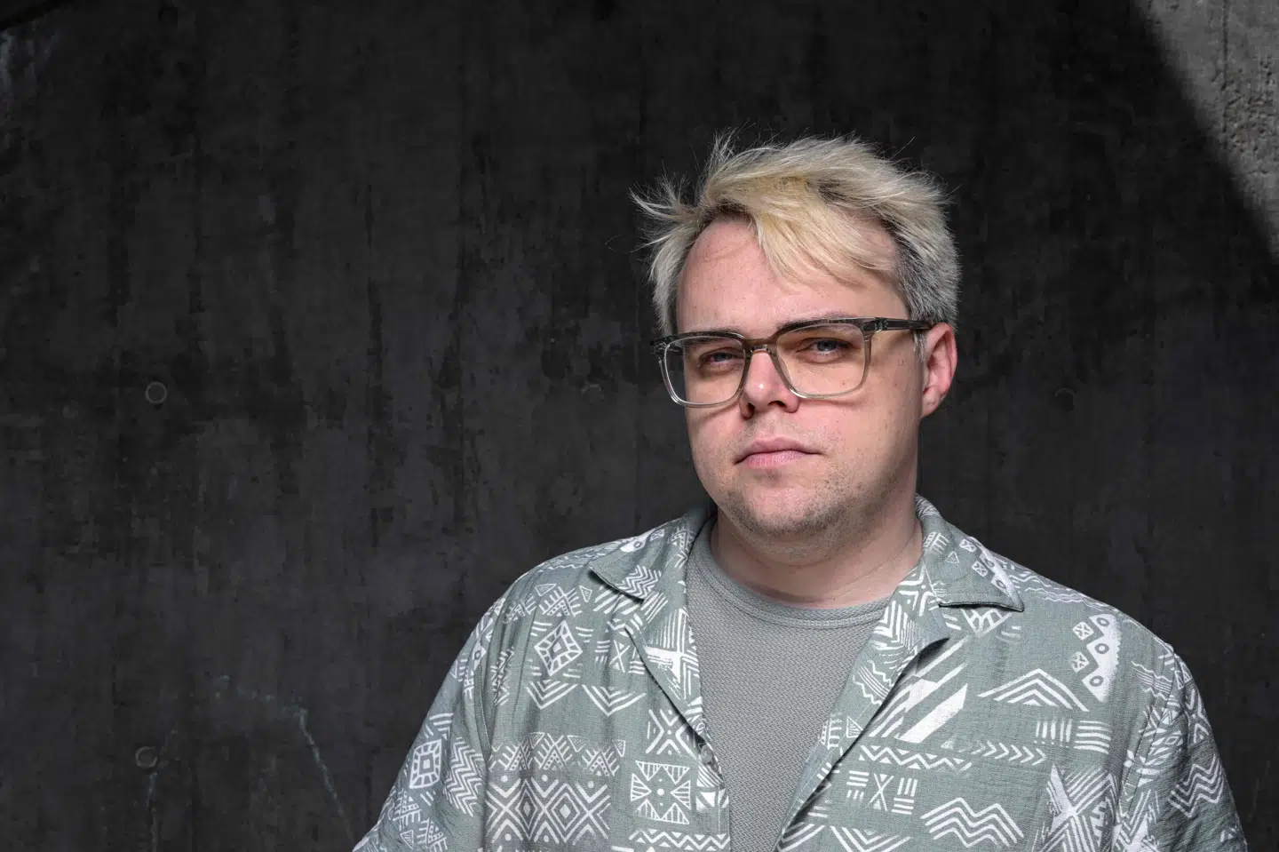 Pavel Talankin, som i hemmelighed har smuglet videooptagelser af hverdagen i russiske skoler ud af Rusland, er fotograferet i juni 2025 i Prag, hvor han bor i dag. Hans optagelser er blevet til dokumentaren "Mr. Nobody mod Putin", som søndag aften har fået en britisk Bafta-pris. (Arkivfoto).