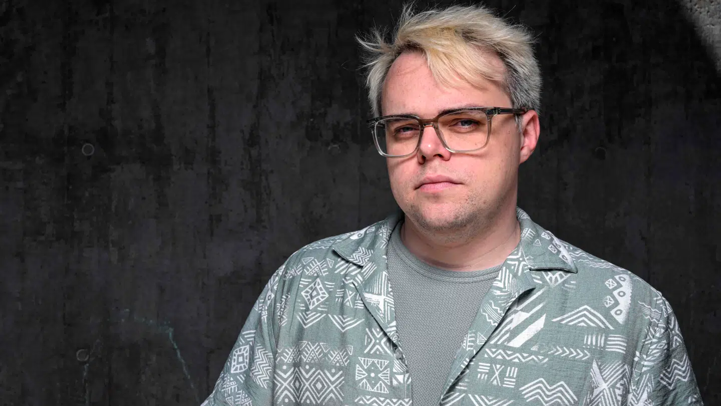 Pavel Talankin, som i hemmelighed har smuglet videooptagelser af hverdagen i russiske skoler ud af Rusland, er fotograferet i juni 2025 i Prag, hvor han bor i dag. Hans optagelser er blevet til dokumentaren "Mr. Nobody mod Putin", som søndag aften har fået en britisk Bafta-pris.