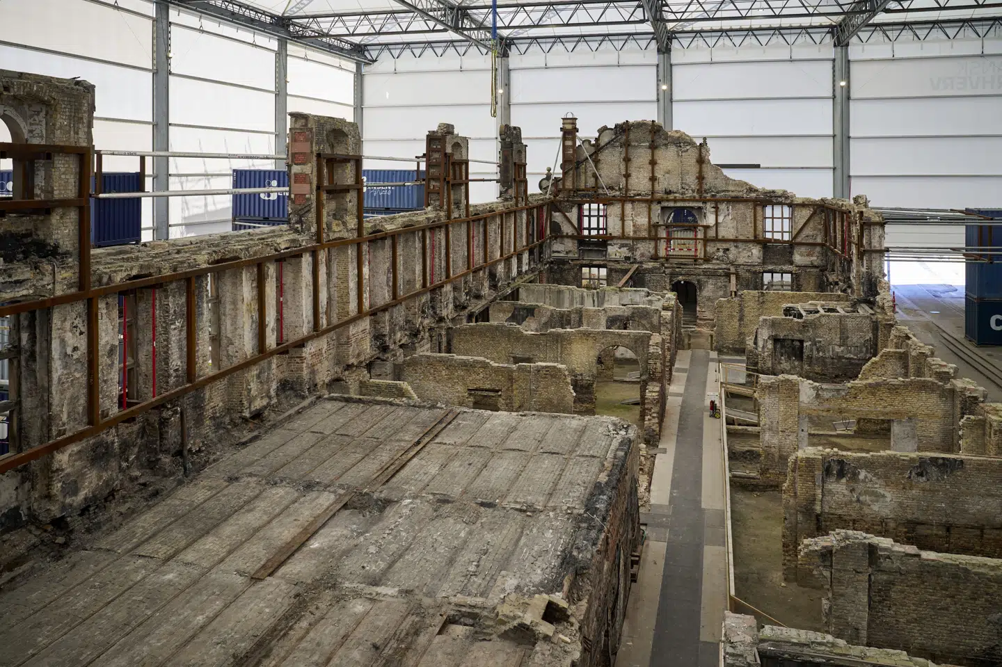 Det vil fra torsdag være muligt for offentligheden at besøge byggepladsen ved Børsen, der brændte i foråret 2024. (Arkivfoto).