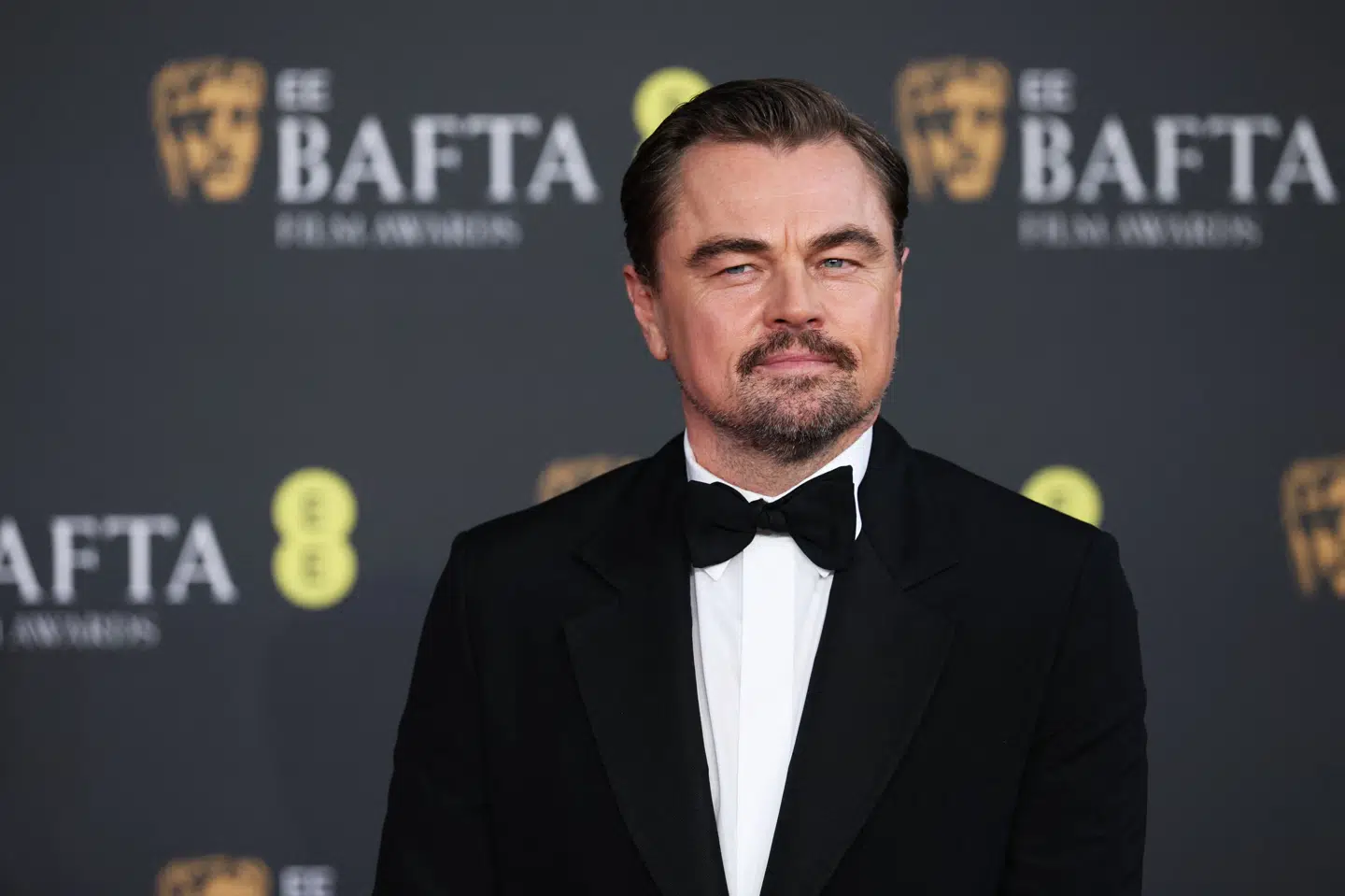 Leonardo DiCaprio var med til Bafta-prisuddelingen, som foregik søndag aften i Royal Festival Hall i den britiske hovedstad, London. Han spiller hovedrollen i filmen "One Battle After Another", som har vundet seks Bafta-priser for blandt andet Bedste Film.