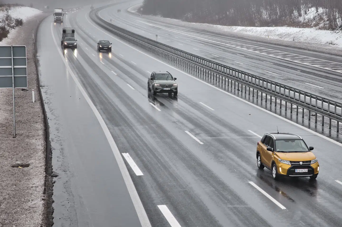 Motorvej ved Aarhus V ses søndag. Mandag siger DMI, at ugen starter gråt, men at det torsdag og fredag bliver knap så gråt. Vi er ved at nærme os noget, der smager af forår, lyder det. (Arkivfoto).