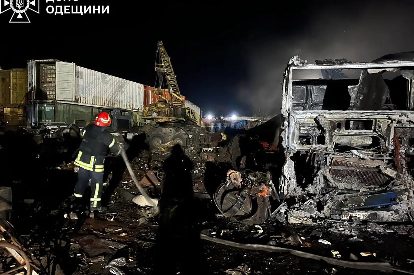 Billedet er taget og offentliggjort af Ukraines statslige beredskabstjeneste mandag. Her kan brandvæsnet ses slukke brand i Odesa efter angreb.