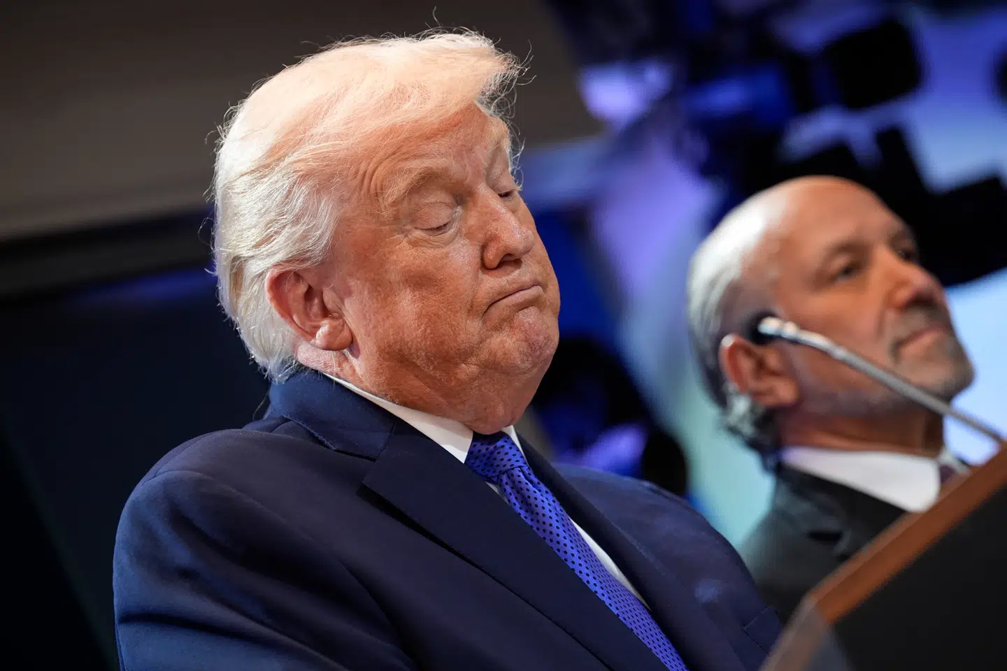 Præsident Donald J. Trump var forståeligt nok ikke glad, da Højesteret underkendte kernen i hans toldpolitik. I baggrunden ses handelsminister Howard Lutnick.