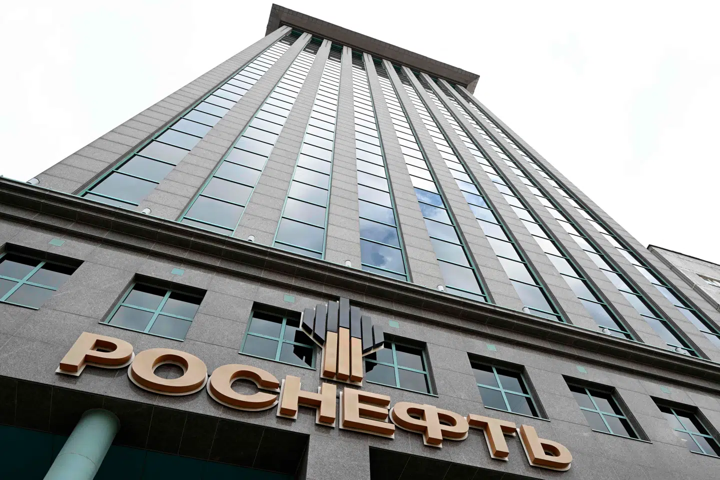 Det statslige russiske olieselskab Rosneft blev i oktober 2025 sanktioneret af USA, men dets olie sælges fortsat gennem det, der angiveligt er en stor smuglerring, som nu er afsløret.