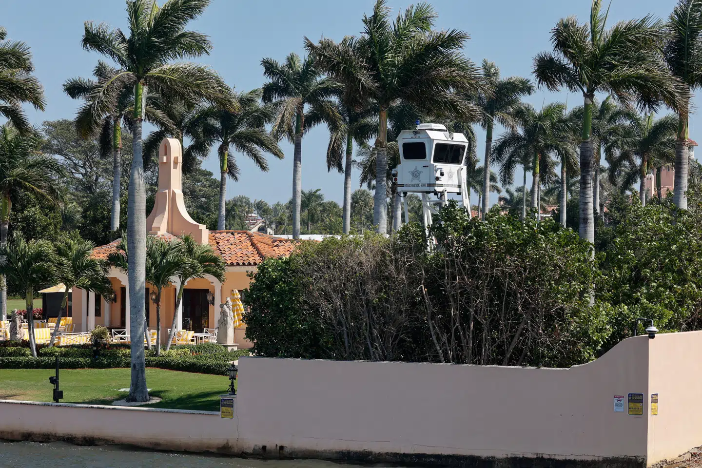 Et af Secret Services sikkerhedstårne ses her ved præsident Donald Trumps ejendom Mar-a-Lago. Det var agenter fra sikkerhedstjenesten, som skød og dræbte 21-årige Austin Tucker Martin, da han bevæbnet med et gevær var trængt ind på grunden.