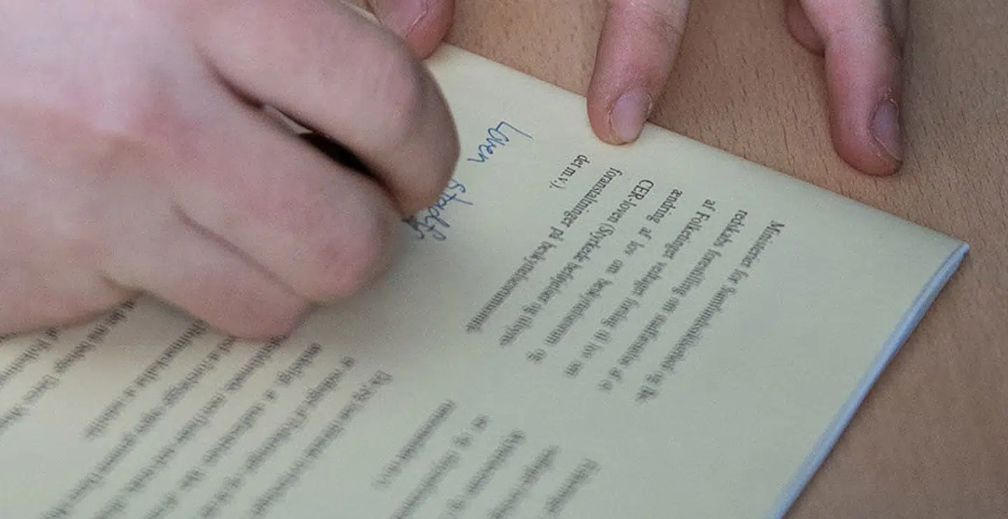 På det billede, som Kongehuset har delt af Kronprinsens underskrift, kan man netop ane, at han underskrev ændringen af loven om beskyttelsesrum og CER-loven. Foto: Kongehuset