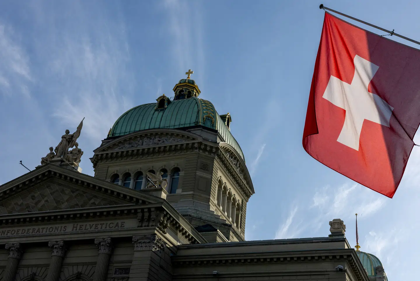 Det schweiziske flag vajer foran parlamentsbygningen, Bundeshaus, i Bern. De schweiziske myndigheder har gennem syv år afvist det amerikanske softwareselskab Palantir af frygt for, at fortrolige data ender i forkerte hænder.