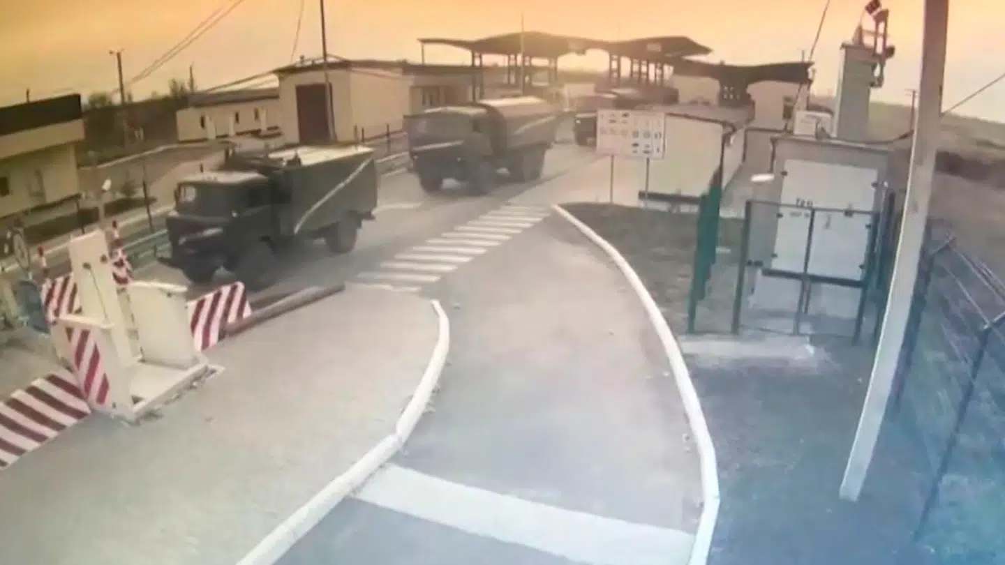 Overvågningsbilledet fra 24. februar 2022 viser russisk militær krydse Krim-halvøens grænsekontrol.