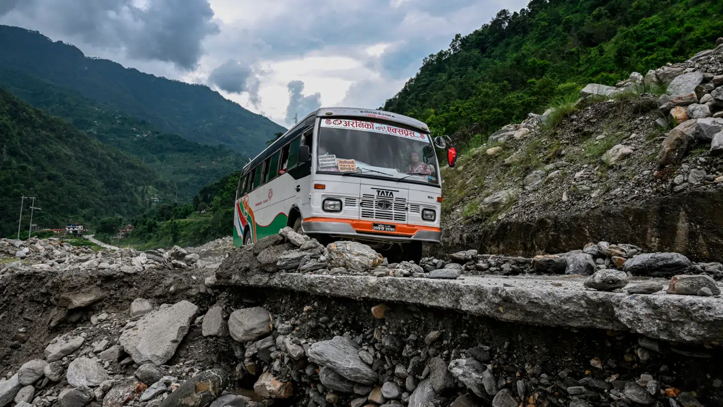 (ARKIVFOTO) En bus kører gennem de nepalesiske bjerge.