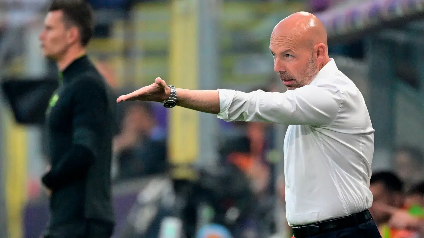 Brian Riemer har tidligere været cheftræner i den belgiske klub, indtil fyringen i 2024.