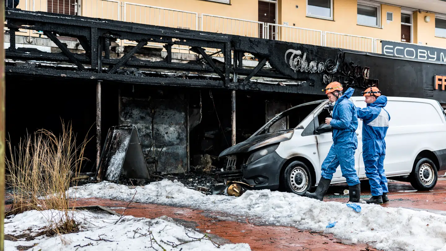 Teknikere undersøger udbrændte forretninger i Bymidten i Værløse mandag den 23. februar 2026.