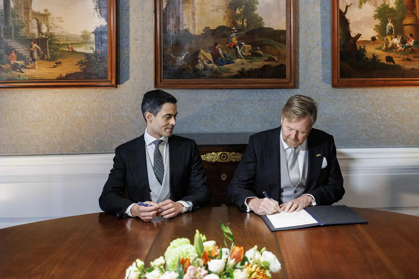 Den hollandske kong Willem-Alexander (til højre, red.) har mandag taget en ny regering anført af premierminister Rob Jetten (til venstre, red.) i ed.
