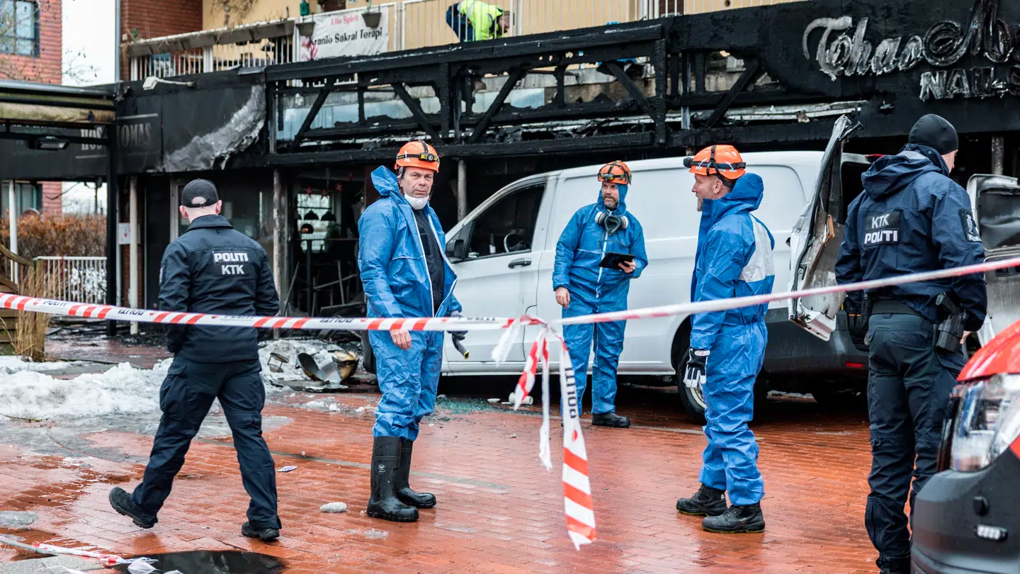 Teknikere undersøger udbrændte forretninger i Bymidten i Værløse mandag den 23. februar 2026.