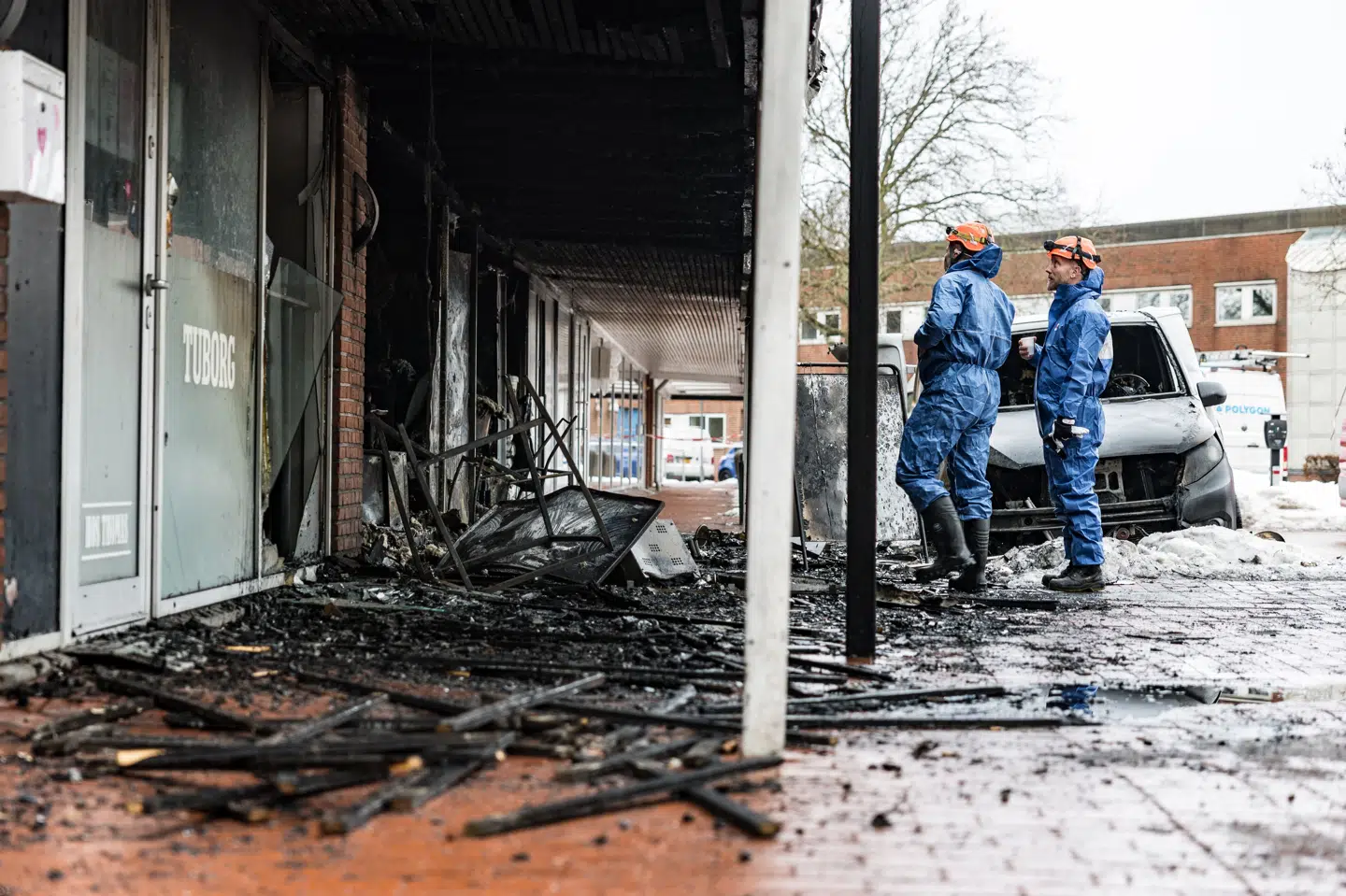 Politiets teknikere undersøger mandag formiddag nedbrændte forretninger i Værløse i Nordsjælland. Flere beboere blev natten til mandag evakueret.