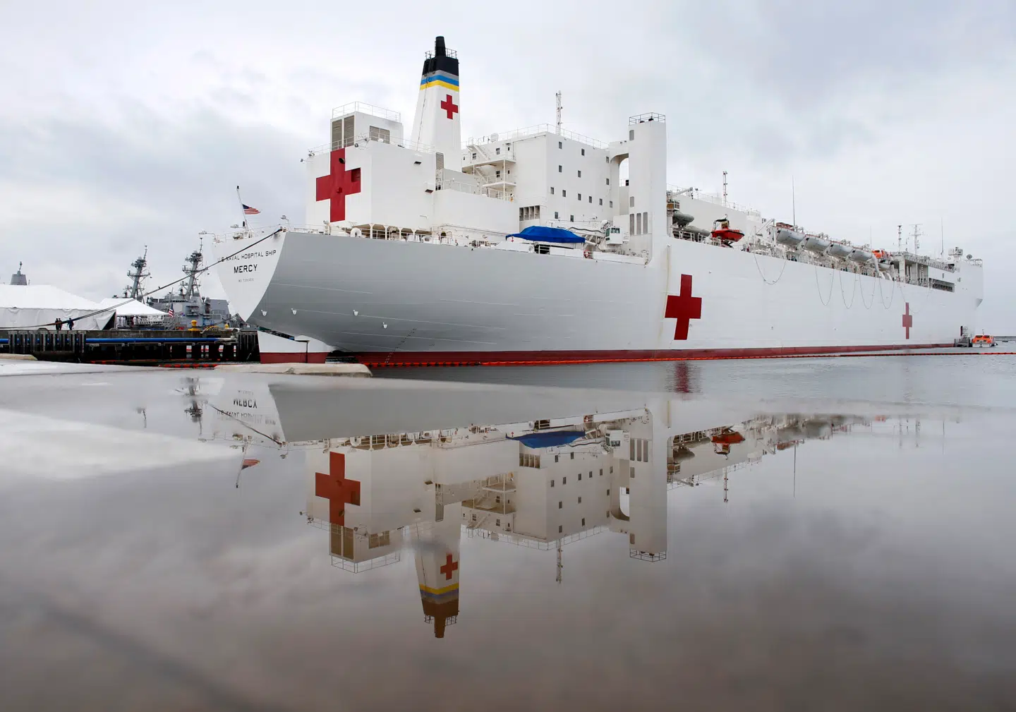 Det amerikanske hospitalsskib »USNS Mercy« på en flådebase i San Diego.