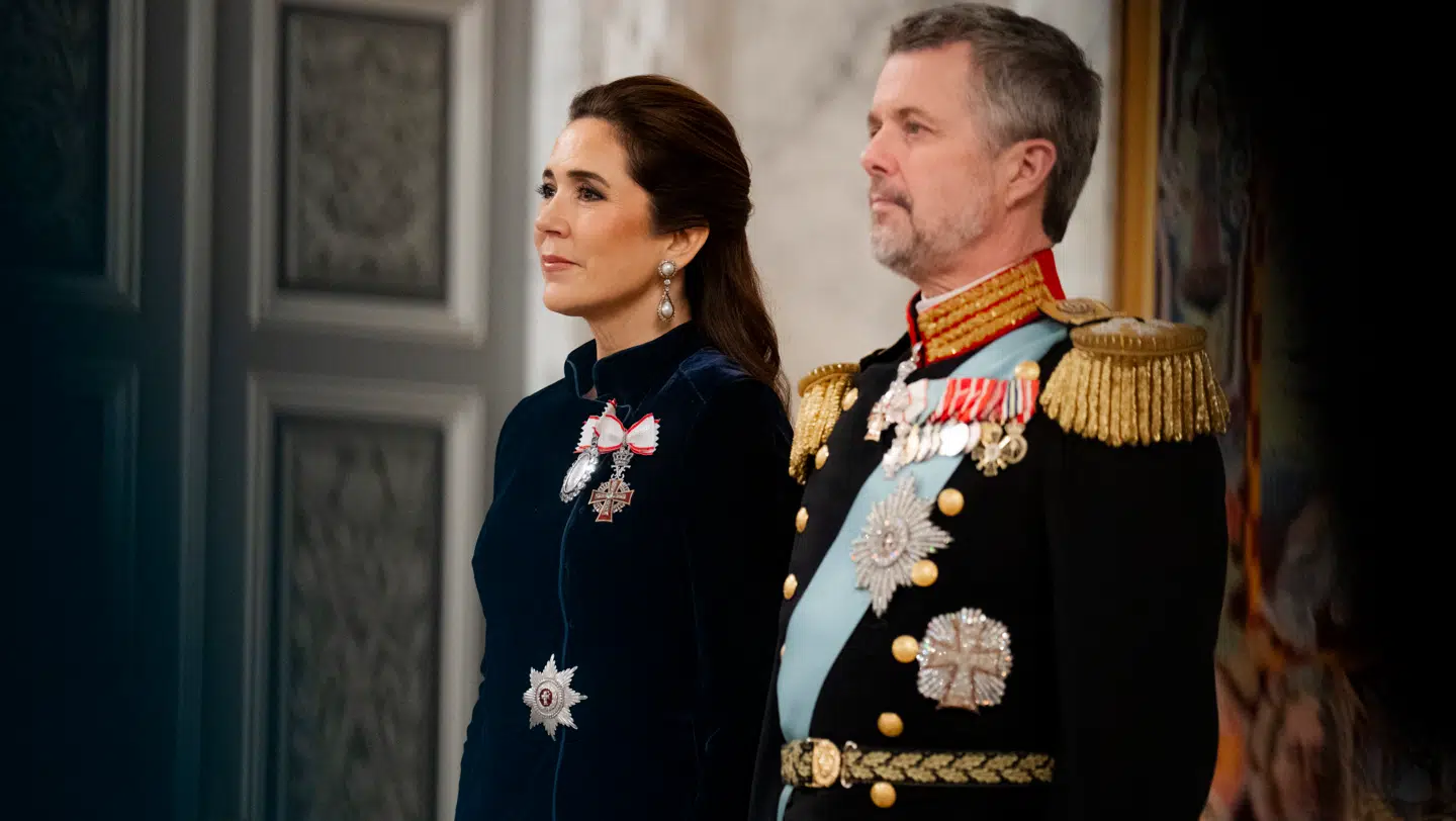 Kong Frederik og dronning Mary skal fredag være værter for første gang til det traditionsrige aftenselskab for de danske politikere på Christiansborg Slot. Her ses Kongeparret til nytårskur for det diplomatiske korps i starten af året.