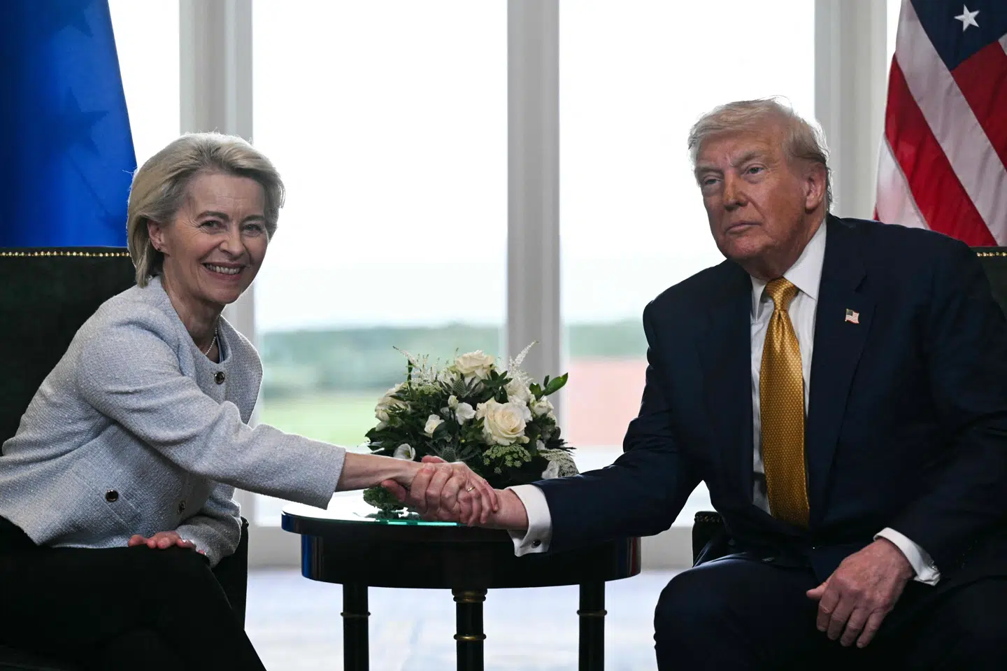 EU-Kommissionens formand, Ursula von der Leyen, trykkede hånd med USA's præsident, Donald Trump, efter indgåelsen af handelsaftalen mellem EU og USA i Turnberry i Skotland 27. juli sidste år. (Arkivfoto).
