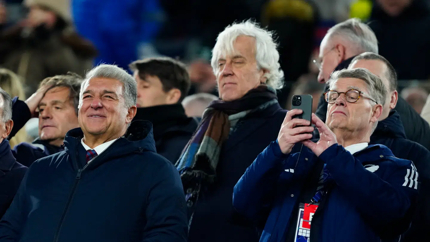 FC Barcelona-præsident Joan Laporta (tv.) med Henrik Møgelmose (th.) ved siden side under Champions League-kampen mellem Barcelona og FCK.