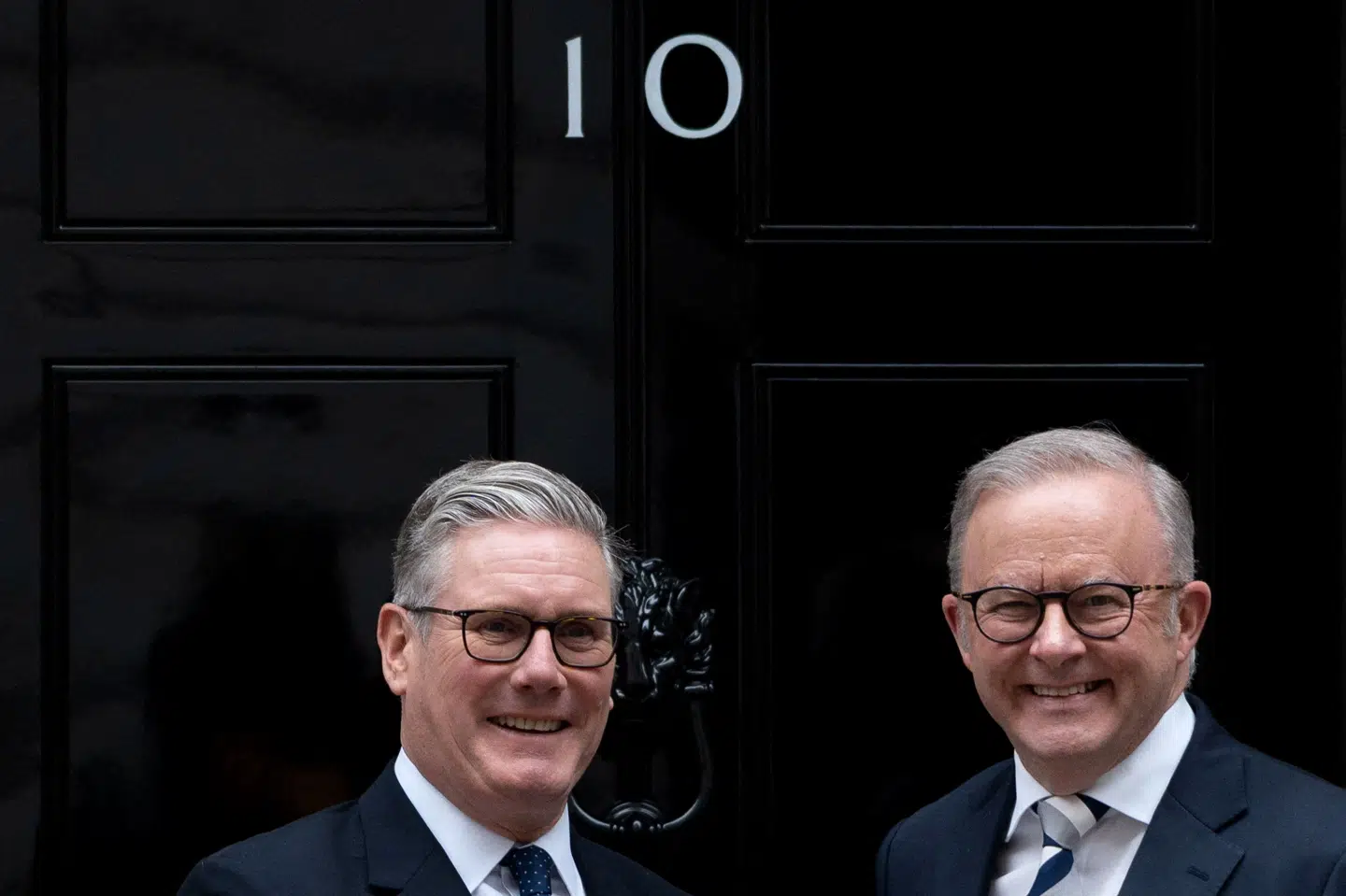 Den australske premierminister, Anthony Albanese, står til højre for den britiske premierminister, Keir Starmer, forud for et møde i London 26. september 2025. BBC skriver mandag, at Albanese har sendt Starmer et brev, hvori han udtrykker støtte til mulige planer om at fjerne eksprins Andrew fra den britiske tronfølge. (Arkivfoto).