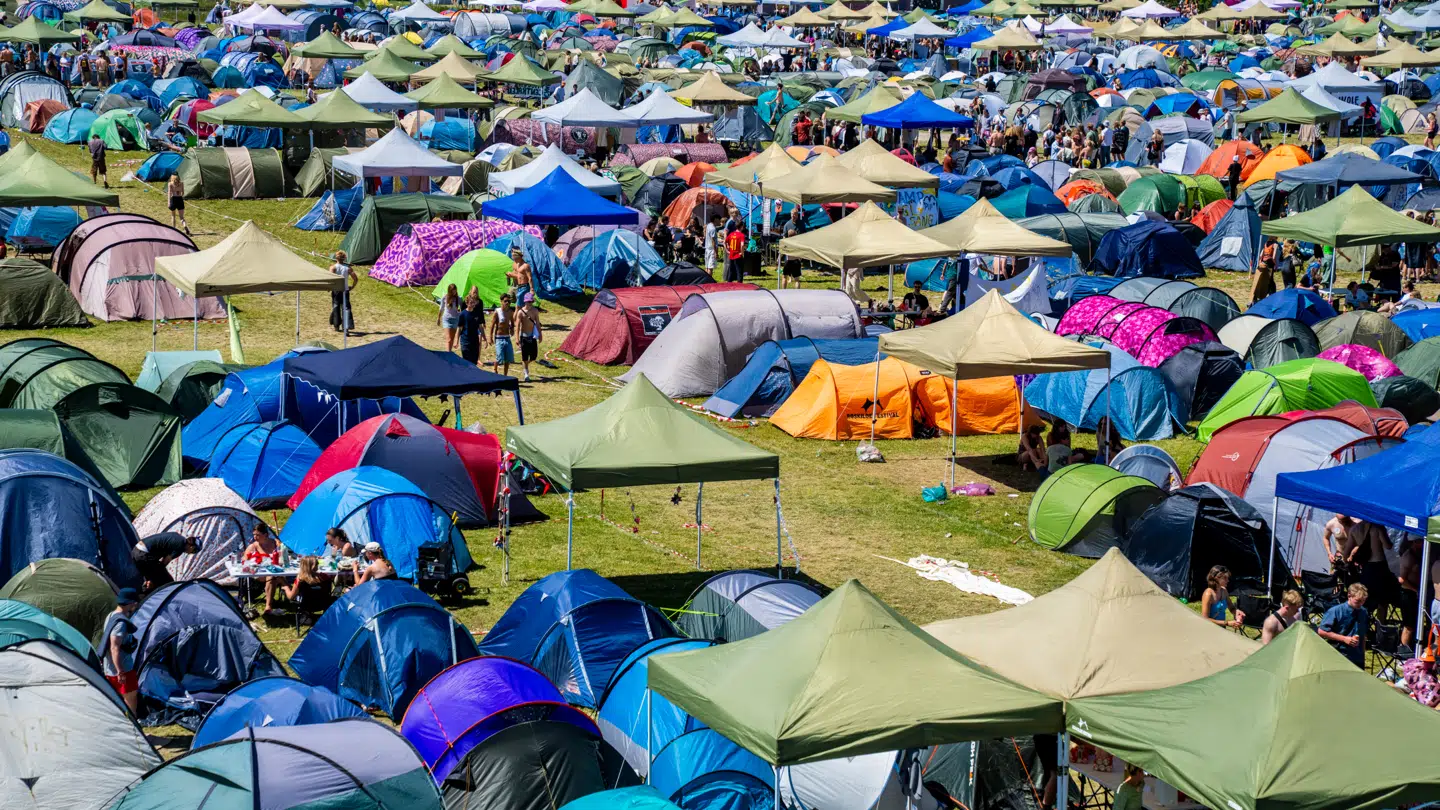 Voldtægten fandt ifølge anklageskriftet sted i et af de mange telte på Roskilde Festival sidste år.