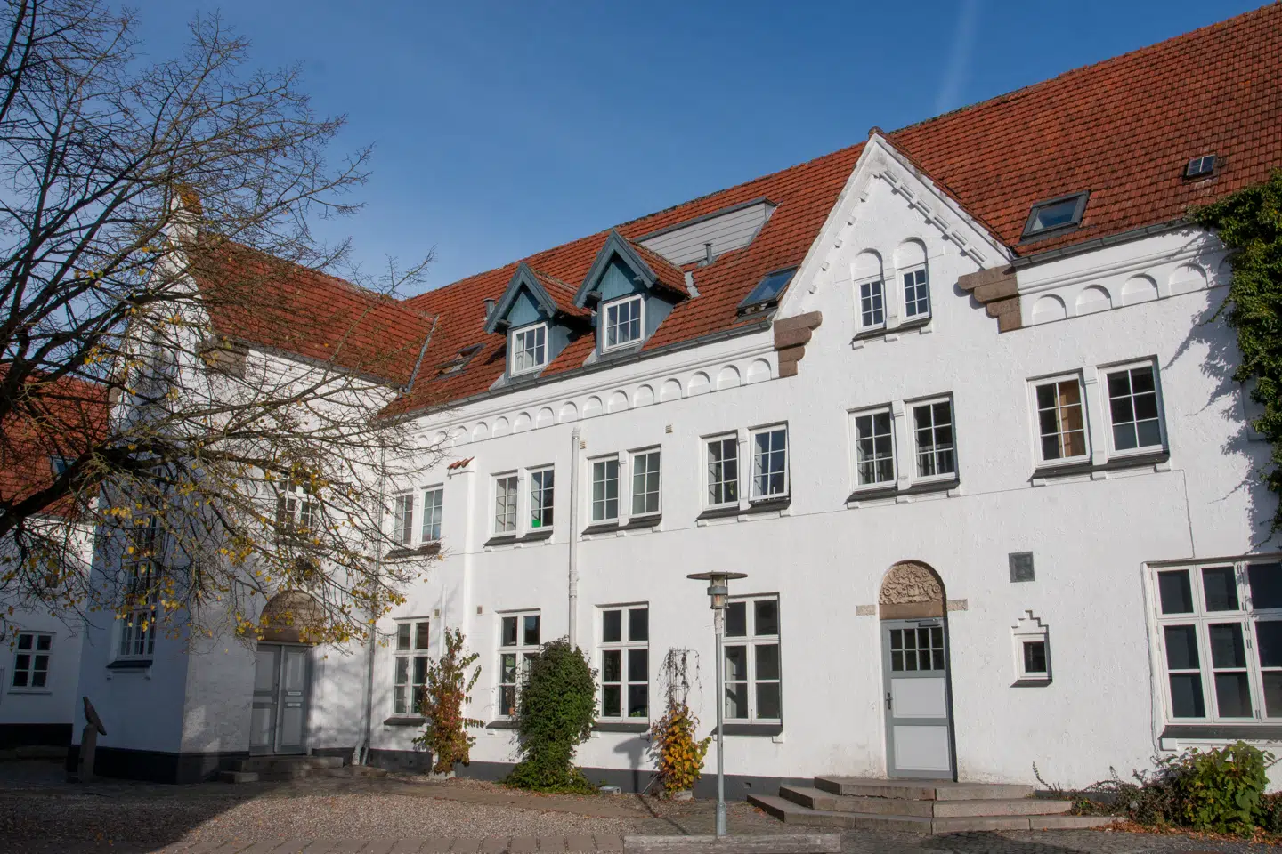 Det er her, på Ryslinge Højskole, at partilederne i Folketinget har været samlet i 24 timer for at optage et politisk realityprogram til valgkampen.