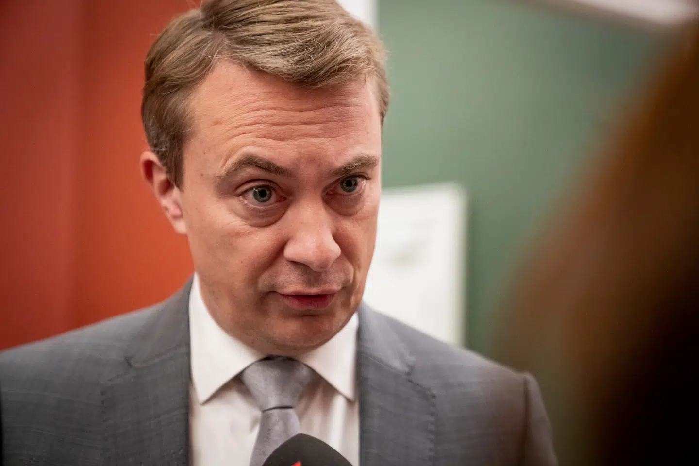 Dansk Folkepartis formand Morten Messerschmidt mener, at ejere af benzinbiler udskammes med høje afgifter.