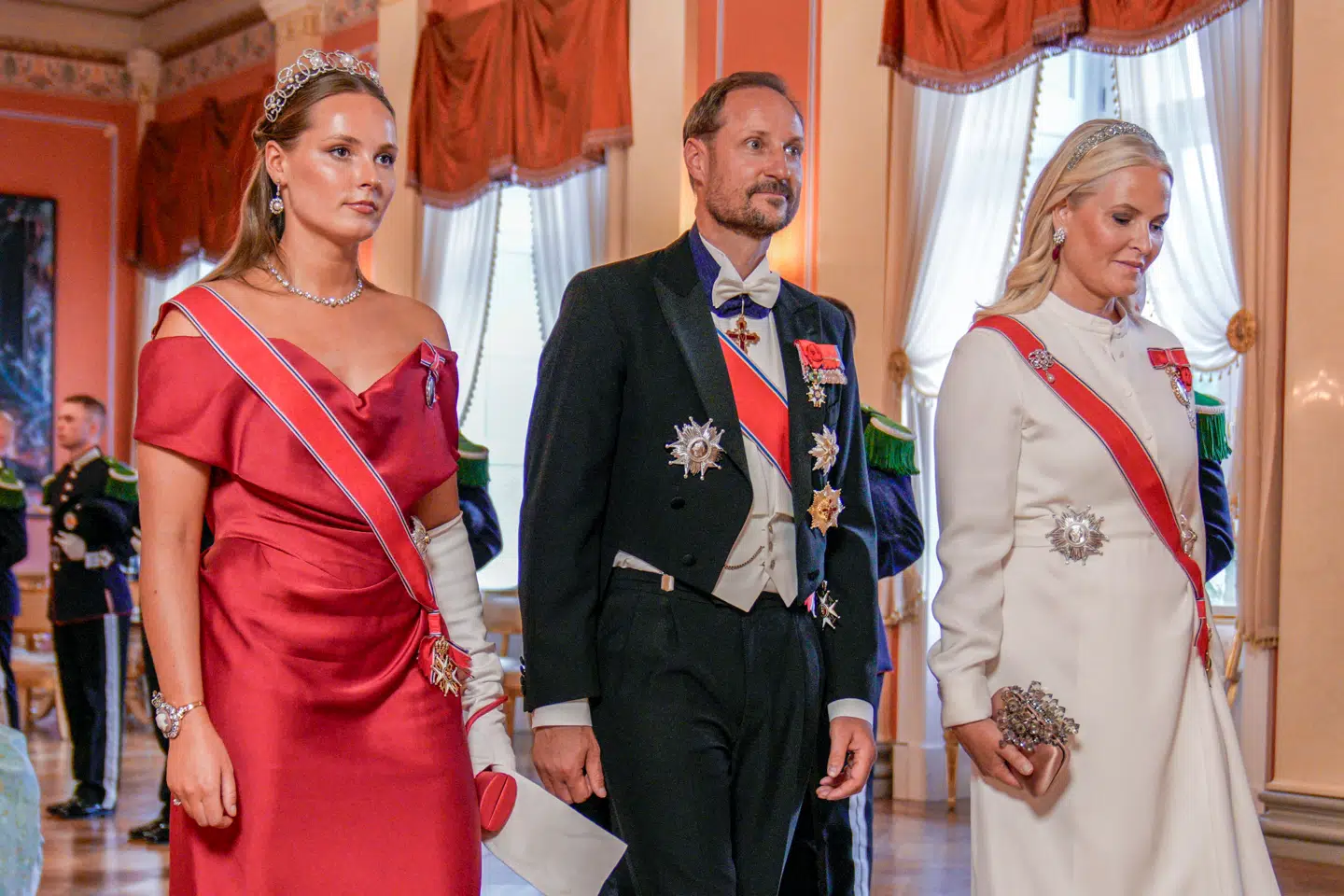 Kronprinsesse Mette-Marit giftede sig ind i det norske kongehus ved brylluppet med kronprins Haakon, som hun siden har fået ikke mindst tronfølgeren prinsesse Ingrid Alexandra med.