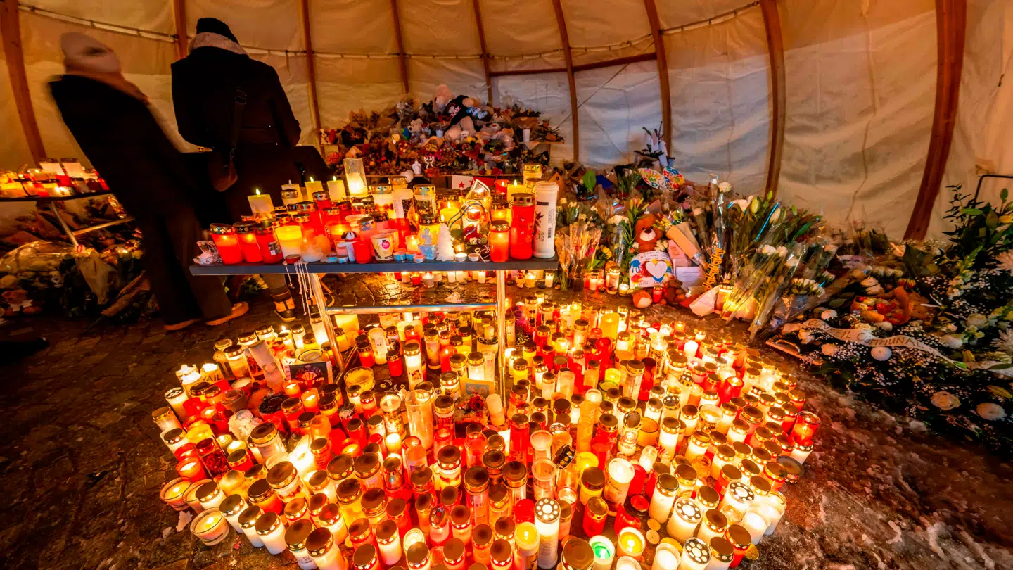 Der blev placeret mange lys og blomster, da ofrene fra branden i schweiziske Crans-Montana blev mindet.