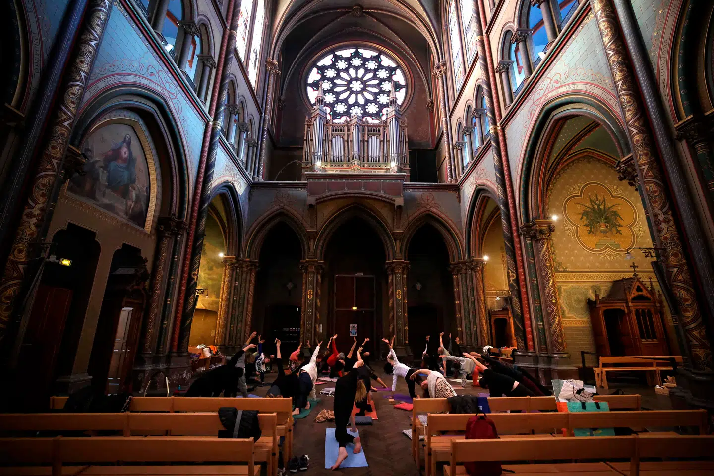 Biskop Marianne Gaarden tog til kristen yoga i en konfirmandstue på Vestlolland. Her ses en yogatime i en kirke i Toulouse, Frankrig. Arkivfoto: Valentine Chapuis/AFP/Ritzau Scanpix
