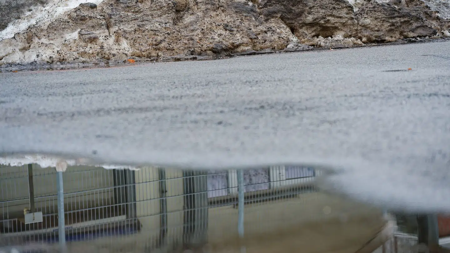 Vandet giver problemer på vejene.