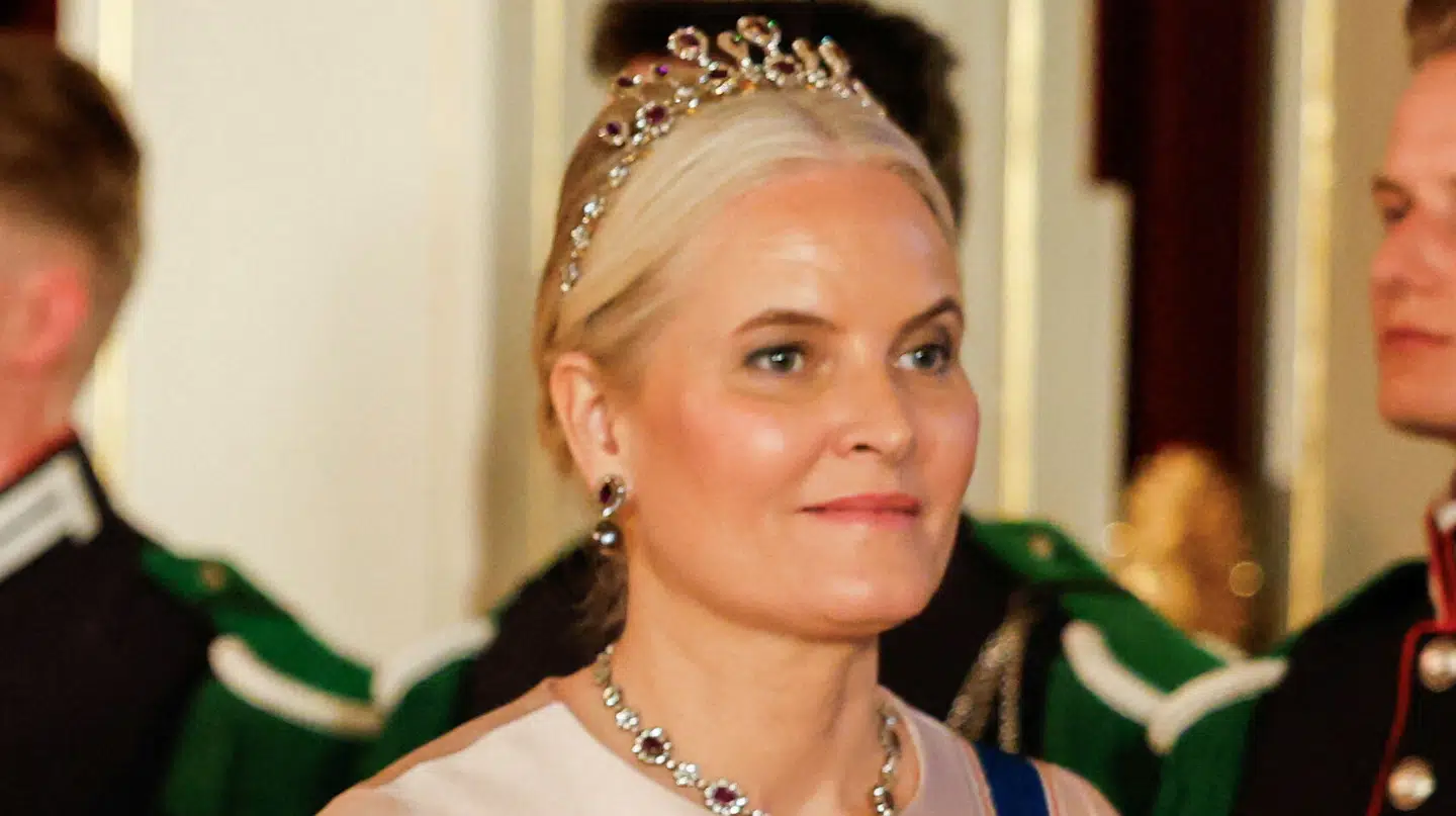 Kronprinsesse Mette-Marit har haft brug for tid, men snart må hun møde den norske befolkning og svare på spørgsmål om sit forhold til Jeffrey Epstein – og særligt ét spørgsmål om relationen mangler vi svar på, siger en kongehusekspert nu.