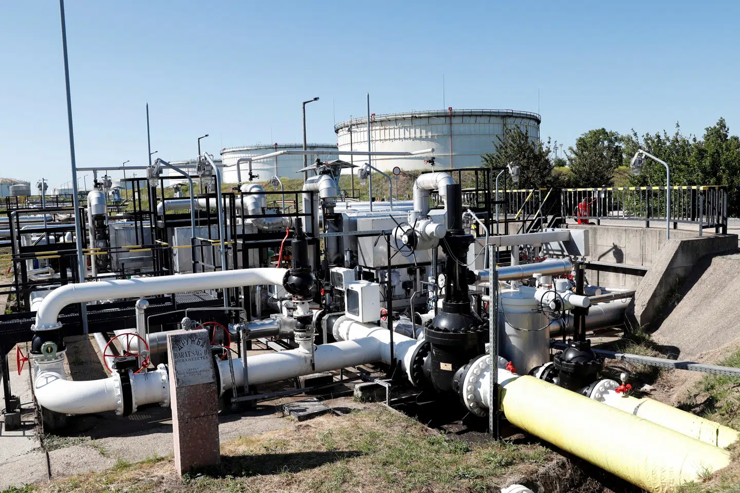 Der har været lukket for russisk olie til Ungarn og Slovakiet via Druzjba siden 27. januar. Billedet, der viser en del af rørledningen, er taget i Százhalombatta i Ungarn. (Arkivfoto).