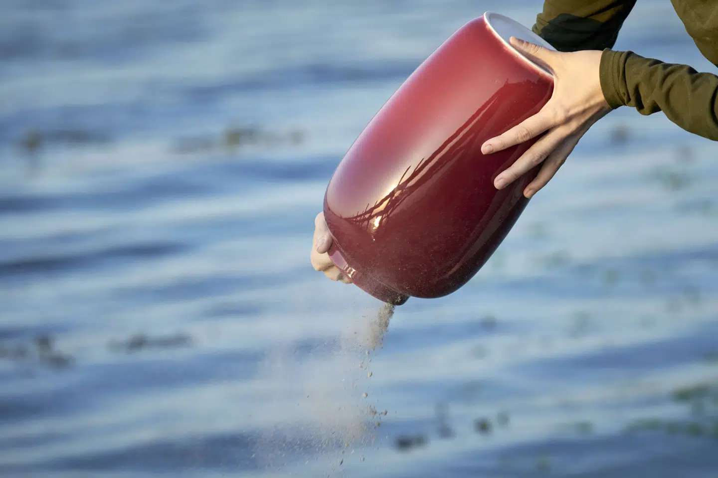 I dag må aske ikke spredes over land, og den må heller ikke deles op for at blive begravet på forskellige kirkegårde. Men måske bliver reglerne for askespredning bredere, når begravelsesloven skal revideres, fortæller kirkeministeren mandag efter en konference. (Arkivfoto).