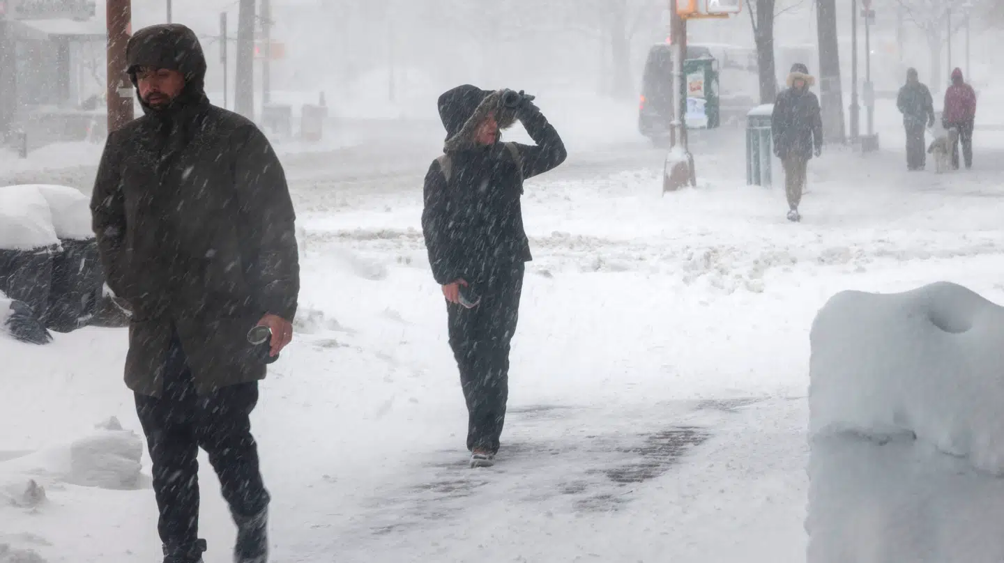 Dele af USA er hårdt ramt af stormen – her er det Brooklyn i New York, hvor gaderne er tæt dækket af sne.
