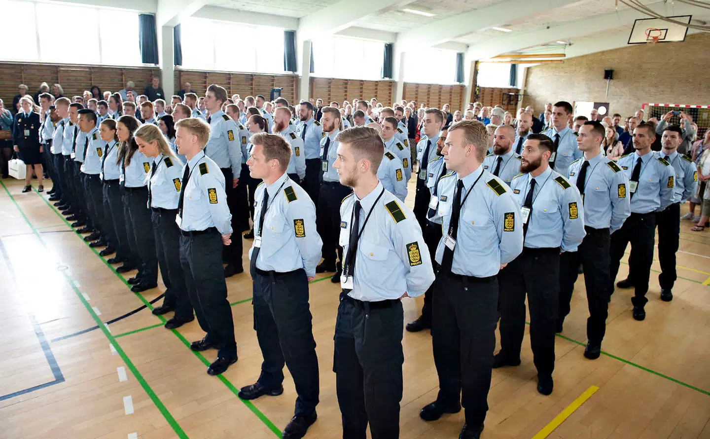 Rigspolitiet fyrer mandag 90 civile medarbejdere. Det sker for at styrke Bagmandspolitiet. I løbet af 2020 skal antallet af civile medarbejdere barberes med yderligere 150 for at give plads til flere betjente ude i kredsene. Arkivfoto fra dimission på Ryes kaserne i Fredericia.