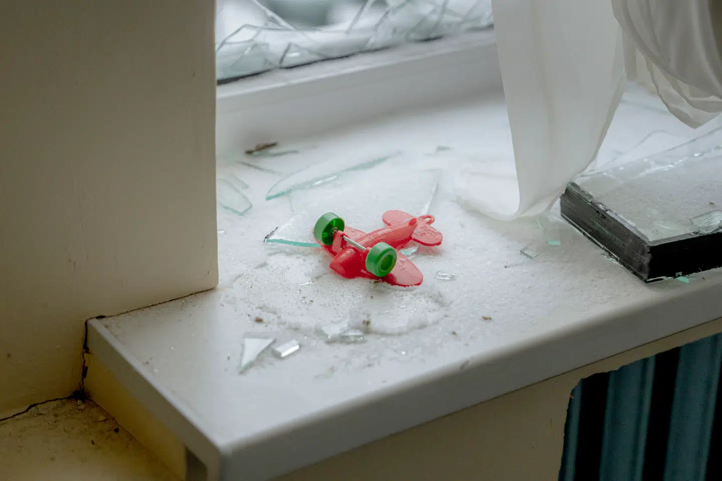 En børnehave i Kyiv blev i starten af februar ramt af et russisk angreb. Flere af børnenes forældre mødte op dagen efter for at hjælpe med oprydningen. Ingen kom til skade. Krigen i Ukraine har nu varet i fire år og har ingen udsigter til at stoppe.