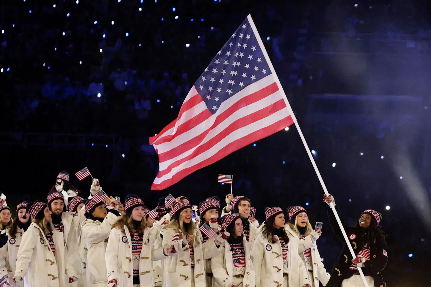 Billede er fra San Siro Stadion i italienske Milano den 6. februar, hvor flagbærer Erin Jackson fra USA ses under atletparaden ved åbningsceremonien. (Arkivfoto).