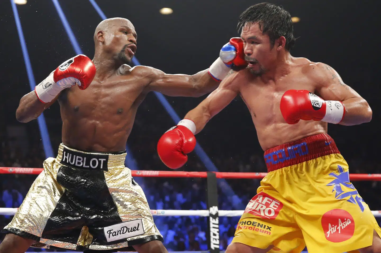 Amerikanske Floyd Mayweather giver amerikanske Manny Pacquiao en lige venstre under den mest indbringende boksekamp nogensinde den 2. maj 2015. (Arkivfoto).