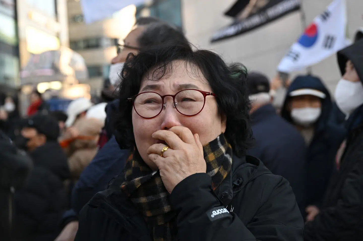Støtter af den tidligere sydkoreanske præsident Yoon Suk-yeol reagerede torsdag med tårer, da Yoon blev dømt til et liv bag tremmer. Tirsdag har ekspræsidenten anket dommen. (Arkivfoto).