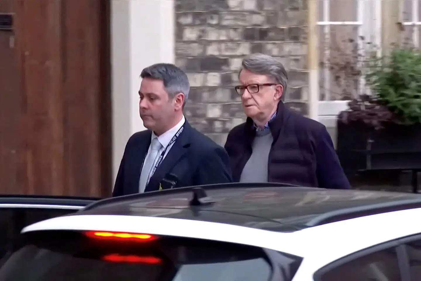 Mandag eftermiddag blev den tidligere britiske ambassadør Peter Mandelson anholdt af politiet på sin bopæl i Camden, der ligger i det nordlige London. Natten til tirsdag er han blevet løsladt mod kaution.