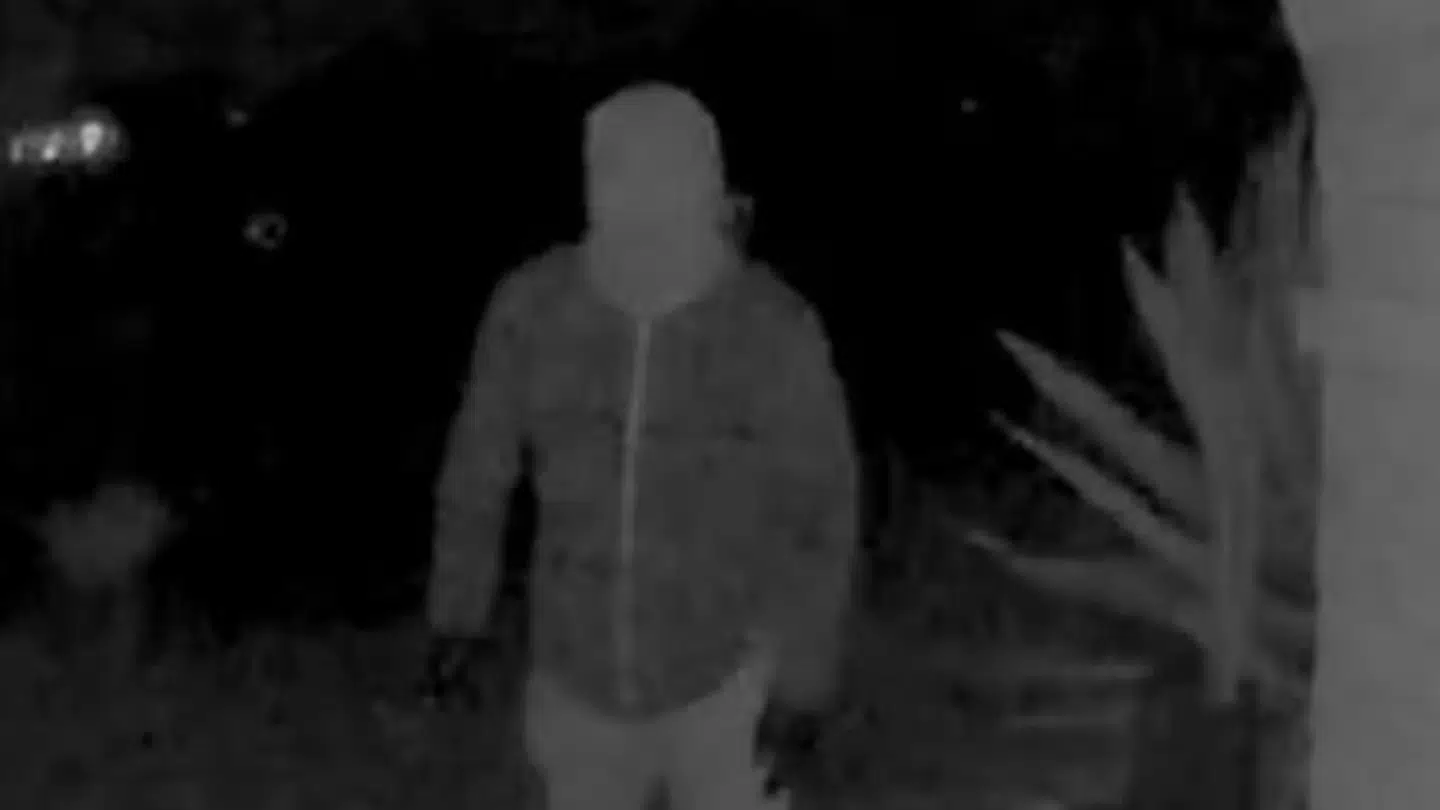 Det skulle være denne optagelse af en maskeret mand foran Nancy Guthries hus, der ikke er fra selve natten, hvor den 84-årige kvinde forsvandt.